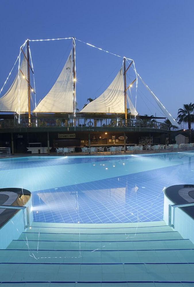Garden Hotel Side